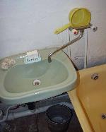 Einfaches Badezimmer in sowietischem Plattenbau. 
